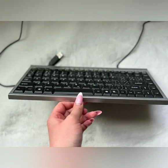 Softtouch USB Mini Multimedia Keyboard - Picture 4 of 13